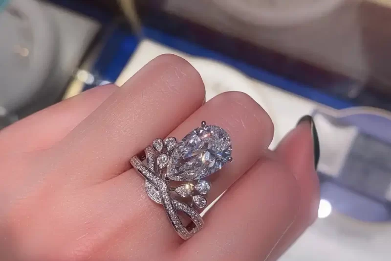 四叶草玫瑰金项链：时尚百搭的幸运饰品，探寻浪漫与高雅的完美结合