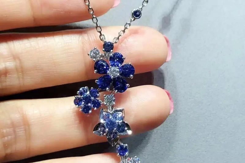 四叶草玫瑰金项链——时尚奢华珠宝单品，邂逅幸运与优雅的完美搭配！