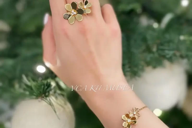 四叶草玫瑰金手链：时尚独特饰品，奢华浪漫首选，抢购热销爆款！【SEO优化】