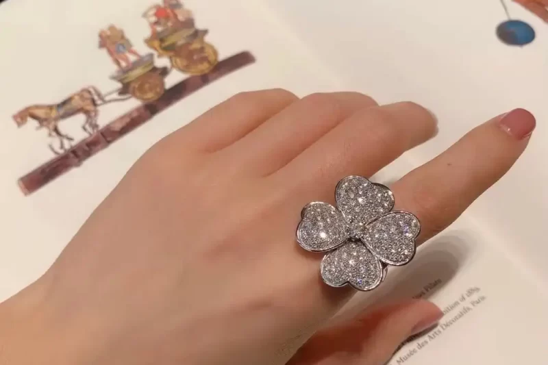 四叶草玫瑰金手串热销推荐：独特设计，时尚饰品，提升气质必备！
