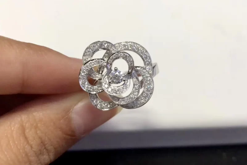四叶草玫瑰金项链：时尚优雅的首饰单品，提升气质必备！- 热门饰品推荐