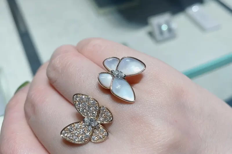 四叶草玫瑰金手串：奢华独特饰品，美钻镶嵌尽显优雅气质，热门搜索推荐！