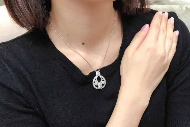 四叶草玫瑰金手链——独特设计美钻镶嵌，时尚潮流饰品推荐