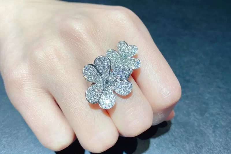 四叶草玫瑰金手链：时尚百搭的首饰单品，选购攻略与热门推荐！