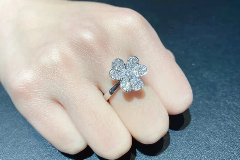 四叶草玫瑰金项链：独特设计美钻项链，时尚潮流必备单品推荐