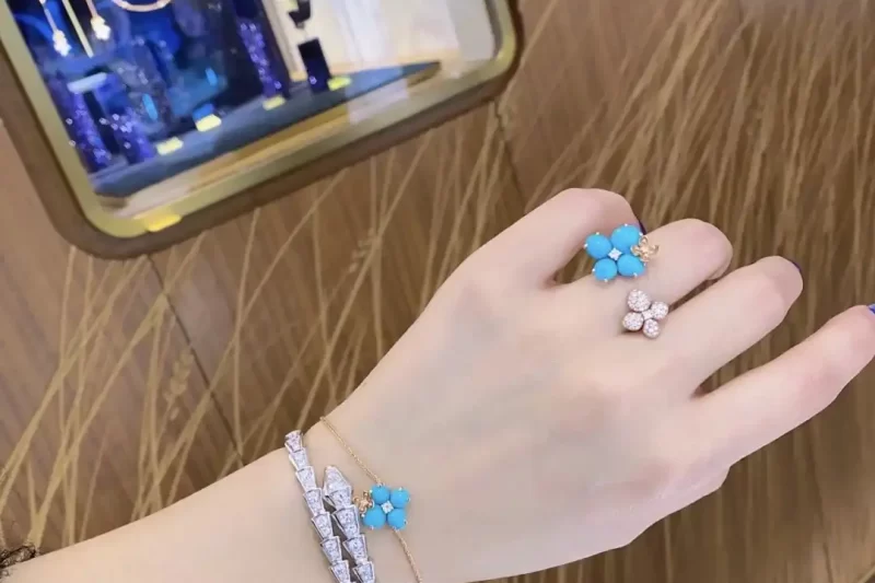 四叶草玫瑰金手串热销款：独特设计美饰，时尚潮流必备手链推荐