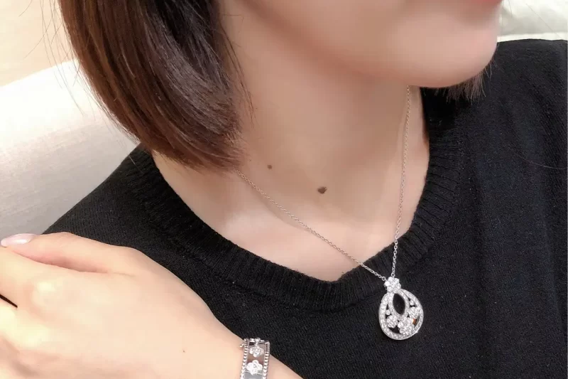 四叶草玫瑰金项链——时尚独特饰品，尽显优雅气质，引领潮流搭配指南