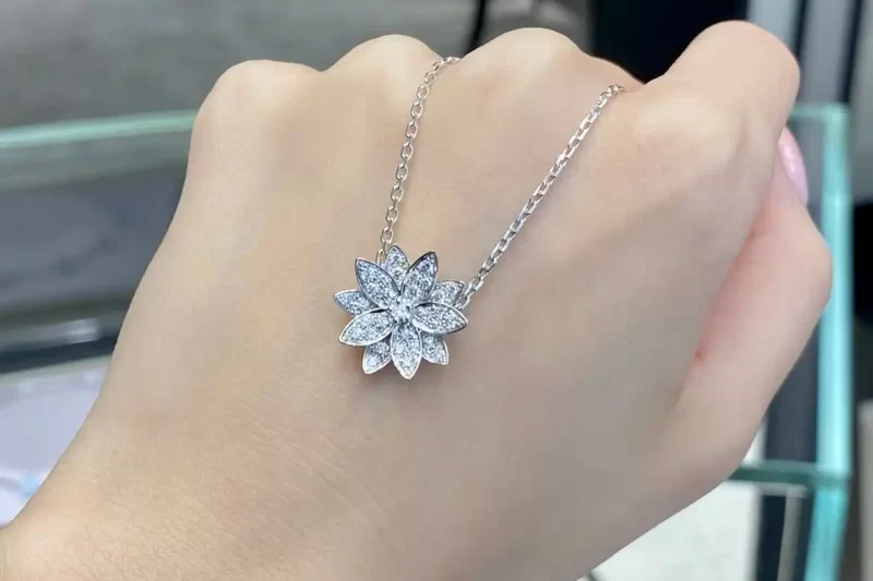 四叶草玫瑰金项链——时尚潮流单品，彰显独特魅力的奢华饰品推荐