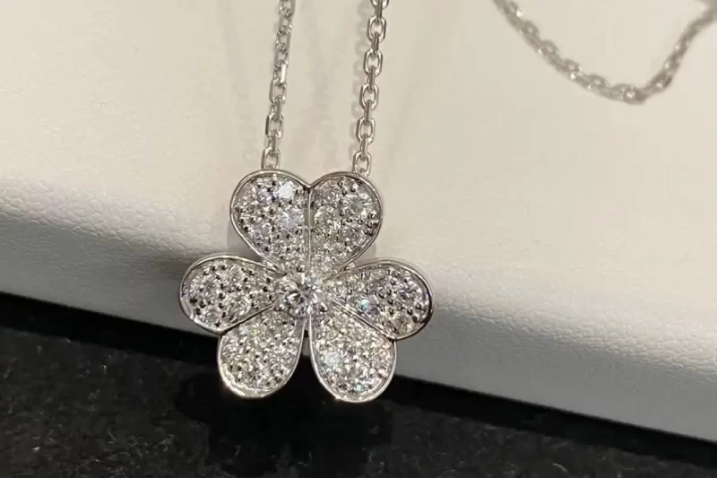 四叶草玫瑰金项链：时尚百搭精品，奢华佩戴首选——选购指南与评测