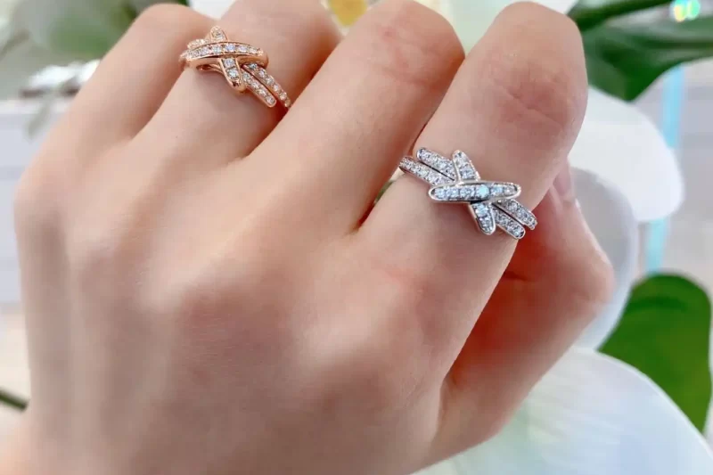 四叶草玫瑰金手链：时尚百搭的幸运饰品，打造你的优雅魅力！SEO优化标题