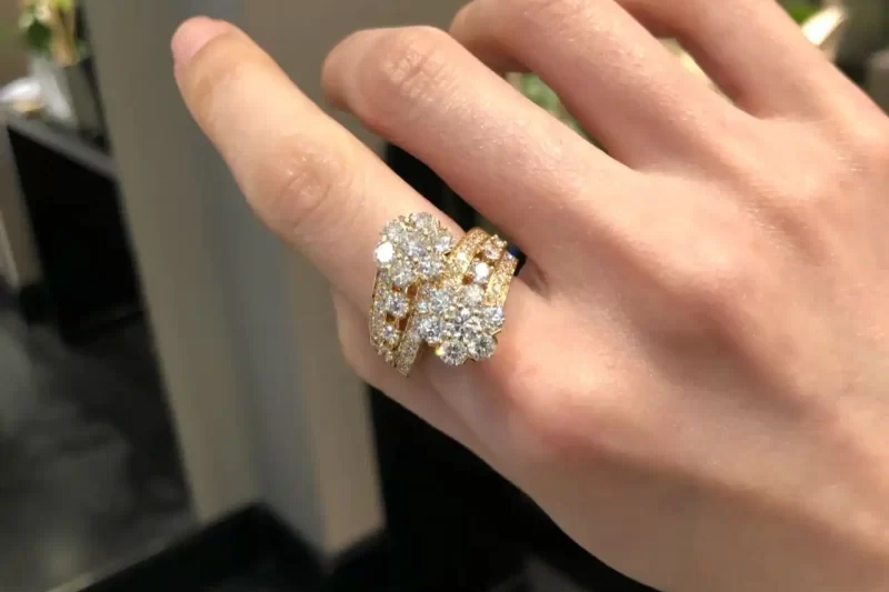 四叶草玫瑰金项链热销款：天然宝石饰品，优雅时尚必备单品！