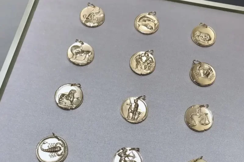 四叶草玫瑰金手链热销款：时尚奢华搭配指南，提升你的气质魅力！