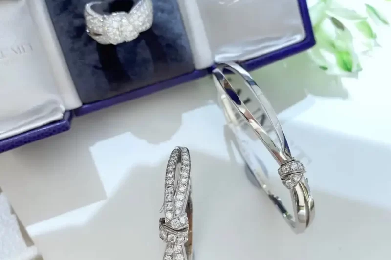四叶草玫瑰金项链：独特设计搭配奢华金属，打造时尚优雅项链精选推荐