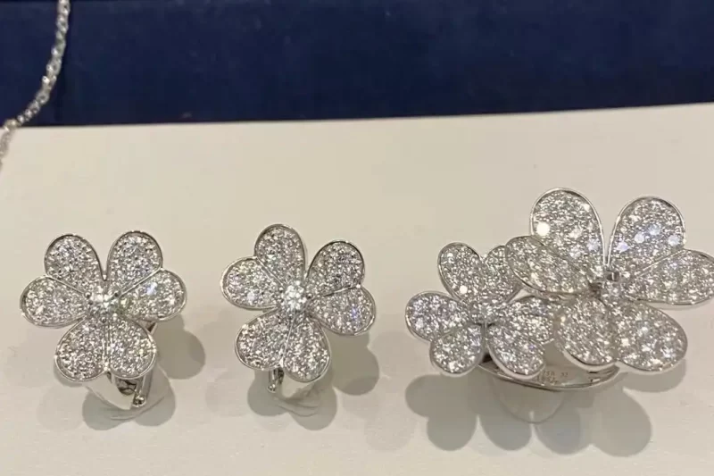 四叶草玫瑰金手链热销推荐：时尚百搭的幸运饰品，打造你的魅力手腕！