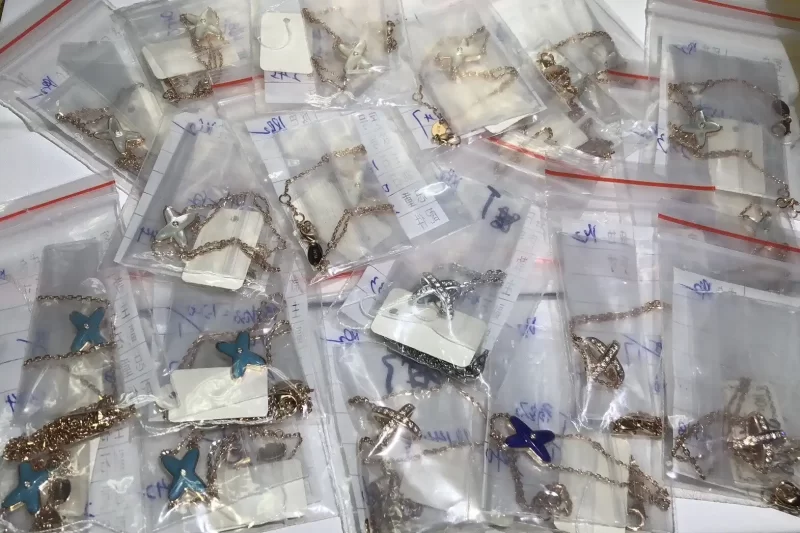 四叶草玫瑰金手链热销款：优雅独特，吸睛必备的首饰单品推荐！