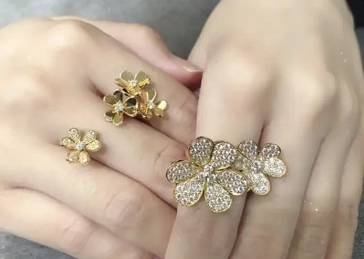 四叶草玫瑰金手链：独特设计珠宝饰品，时尚优雅必备单品推荐