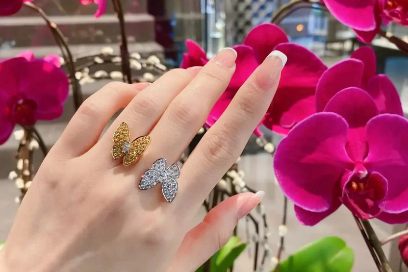 四叶草玫瑰金手链：时尚百搭的珍贵饰品，尽享优雅气质搭配推荐