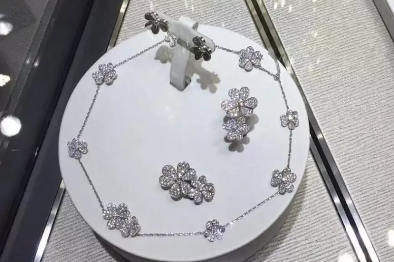 四叶草玫瑰金项链热销款：独特设计，时尚潮流必备饰品，选购指南推荐！
