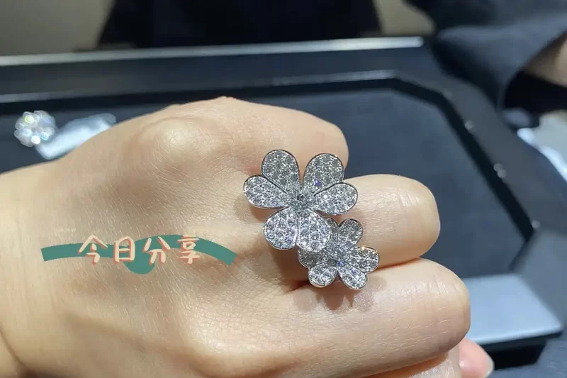 四叶草玫瑰金项链：时尚奢华饰品，四叶草寓意幸运，选购指南推荐