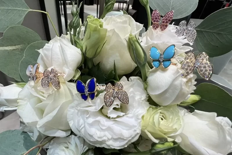 四叶草玫瑰金手链热销款：优雅时尚，尽显奢华气质，必备珠宝单品推荐！
