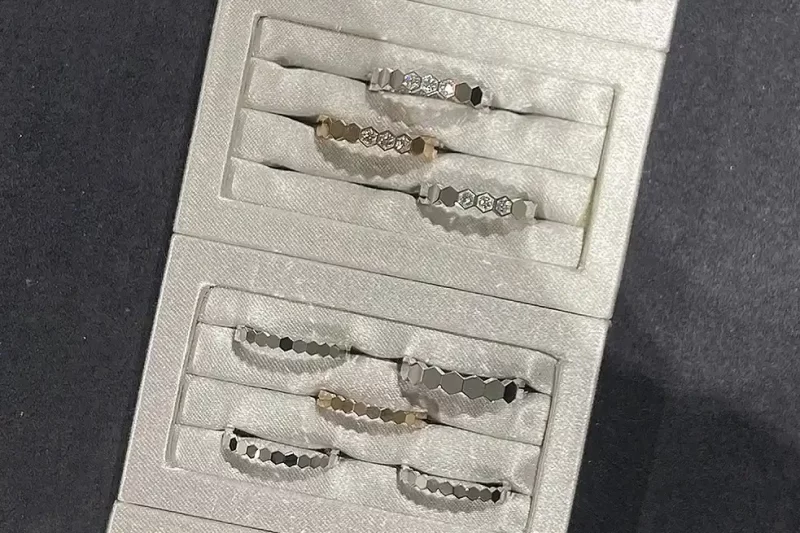 四叶草玫瑰金手链：时尚奢华搭配指南，购物必看热门单品推荐！