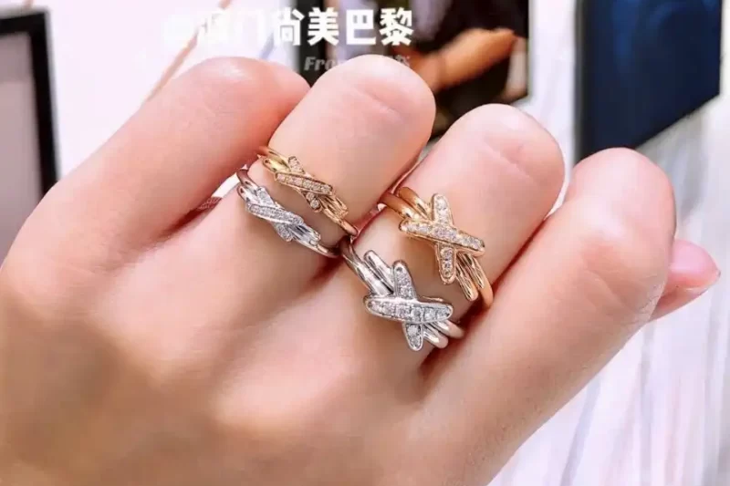 四叶草玫瑰金项链：时尚百搭单品，奢华佩戴指南，提升气质必备！- 热销饰品推荐