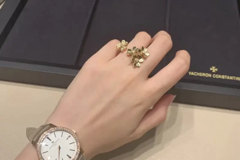四叶草玫瑰金手链：时尚百搭精品，探索浪漫寓意，热销爆款推荐！”

这个标题包含了产品名称、材质、款式特点以及热门关键词，有助于提高SEO效果。